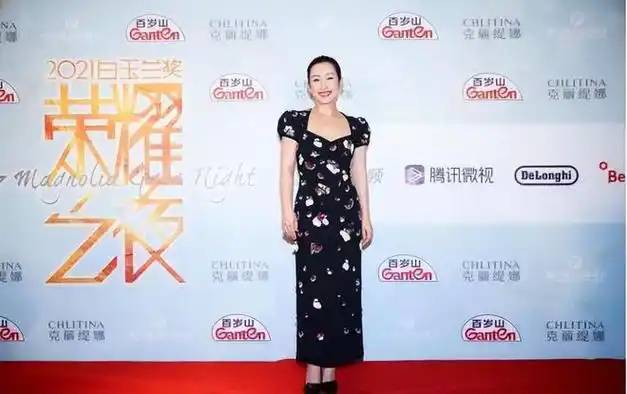 秦海璐和小姑娘站一起也不老泡泡袖裙裹出好身材身高挺占优势