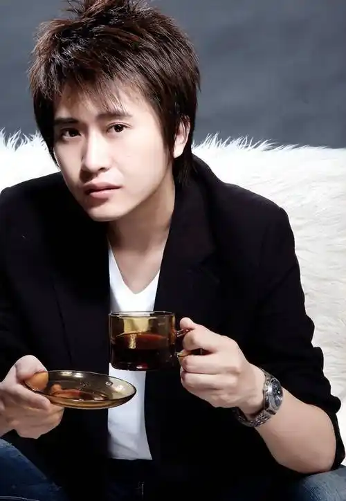 电视主持人杨帆一家四口幸福美满,就是大女儿让我"头疼"_父亲_小号