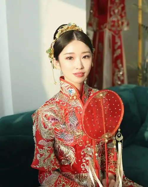 互勉模特拍的秀禾服新娘造型