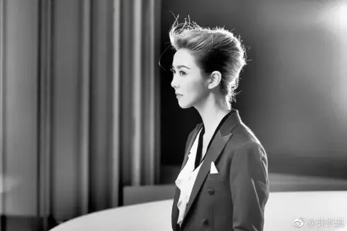 薛凯琪上演网袜诱惑 干练短发帅气与性感并存