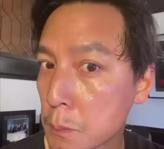 吴彦祖现身武汉出席活动发际线后移明显网友阿祖真变大爷了