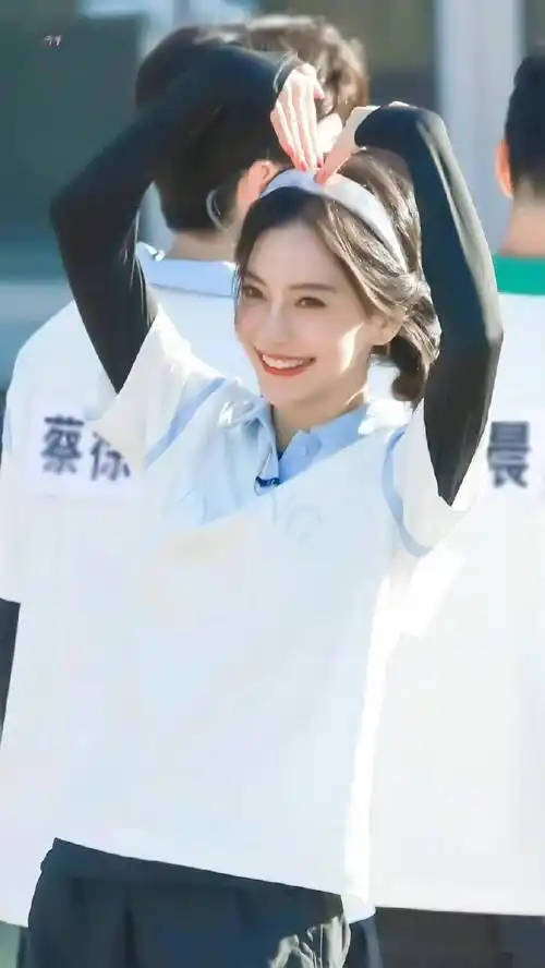 《跑男》饭拍路透曝光 扎双丸子头对镜比心甜美十足_照片_镜头_杨颖