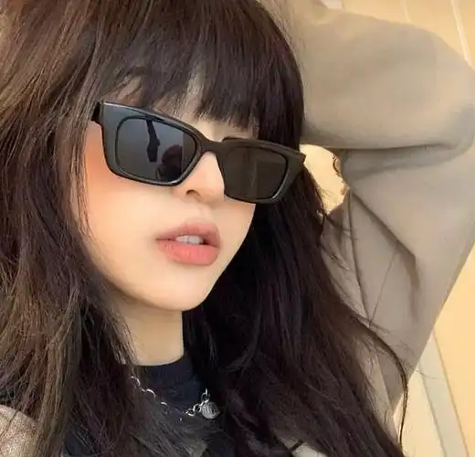 求带墨镜的女生头像