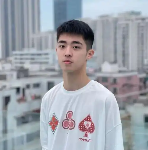 二十多岁的男生别总是剪锅盖头了,试试这3款,时髦帅气又有型!