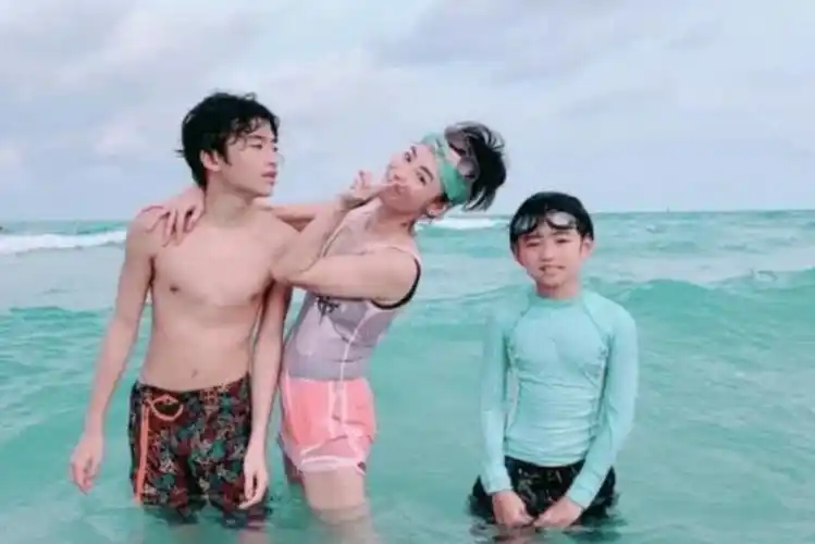 张柏芝和大儿子母子俩牵手逛街为何网友说像拍偶像剧