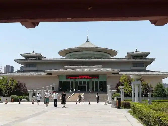 西安博物馆是集历史文物,名胜古迹,城市园林为一体的博物馆.