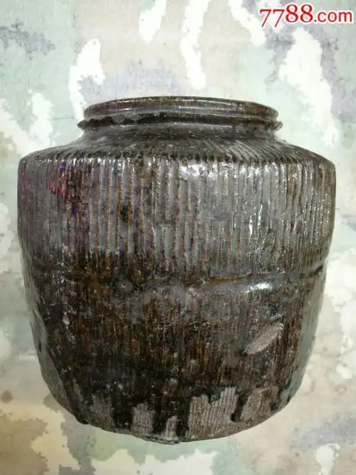 唐代细棱酱釉罐