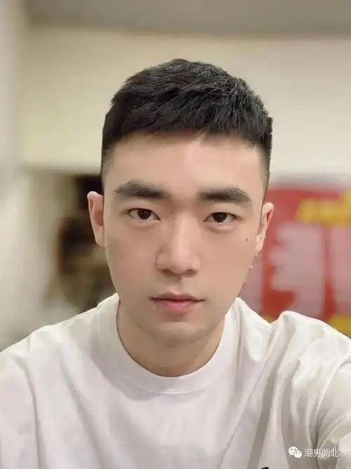 寸头发型只需要把头发沿着自己的头型剪短就好了,三面修剪