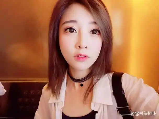 冯提莫,这个曾经风靡网络的女歌手,她以甜美的嗓音和