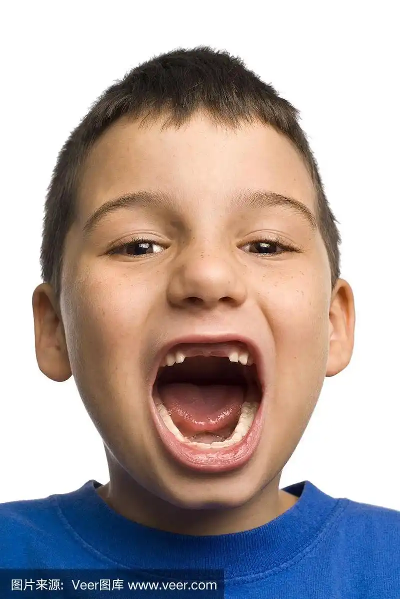 说啊!男孩牙齿脱落