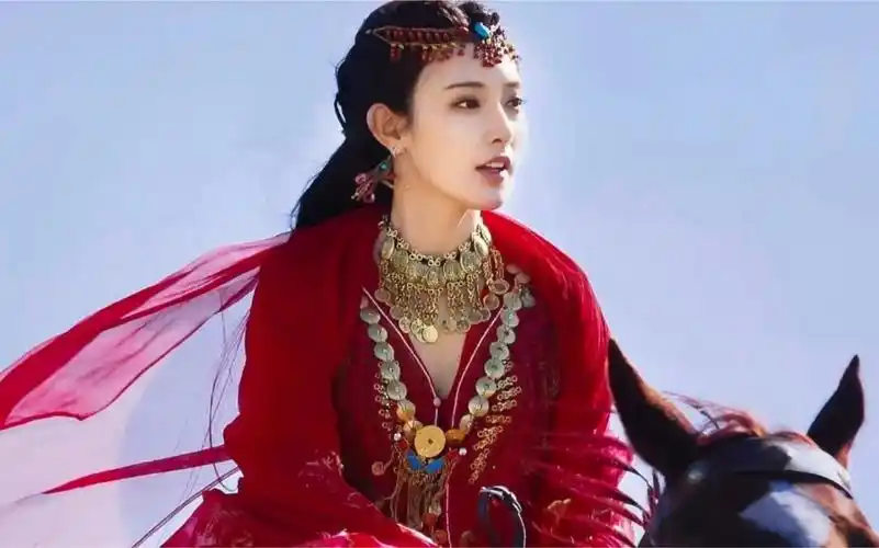 东宫·小枫|一朵沙漠与草原中永不褪色的花|红衣小枫时灵动之美_哔哩