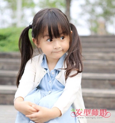 女孩直刘海双马尾辫发型圆脸女孩萌萌哒,梳着直刘海长直发发型,妈妈将
