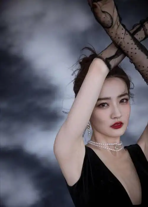 徐璐,1994年12月28日出生于内蒙古呼和浩特,毕业于中国人民解放军艺术