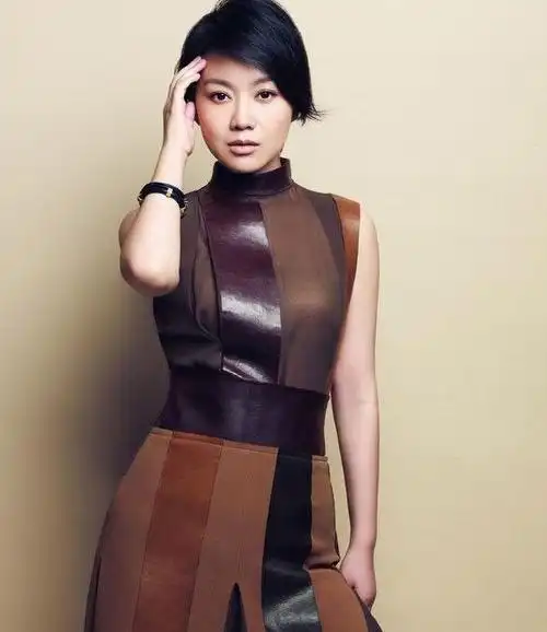 为什么女人年纪大了喜欢剪短发?其实显"年轻"是关键,看闫妮就知道!