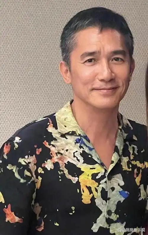 梁朝伟回国白发苍苍,与富婆亲密合影心情愉悦,肌肉紧实彰显衬衣