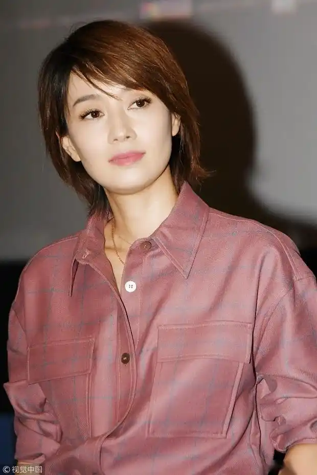 9月1日,马伊琍现身某电影路演 ,一身粉色暗格纹套装温柔干练,银色高跟