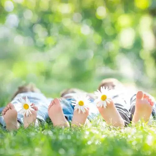 草地儿童脚趾夹着花朵幸福的人希望美好童年美好未来美好放松