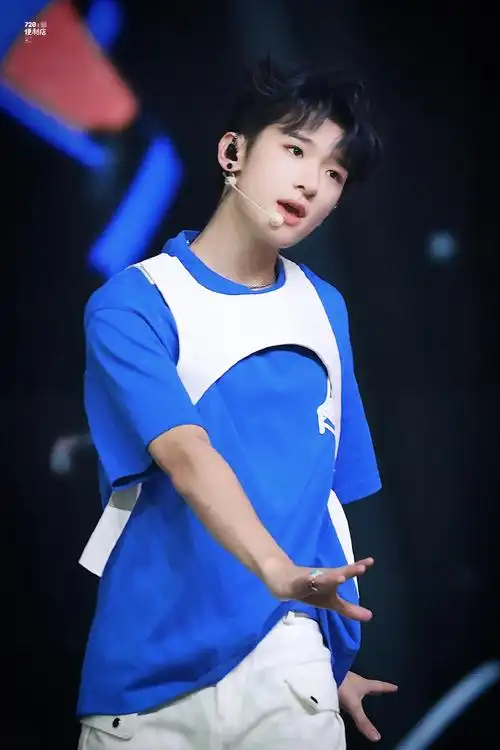 顶级liveking#有7399个小蓝孩轻轻的秒了@tf家族-张峻豪