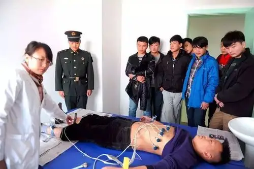 征兵入伍体检裸体检查时,有哪些项目需要检查?达标标准是什么?