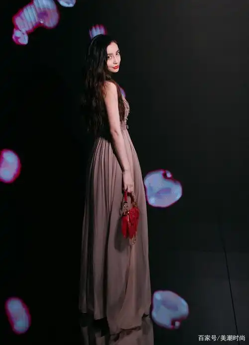 angelababy出席迪奥酒会一身轻透仙女裙美腿在薄纱下妩媚动人