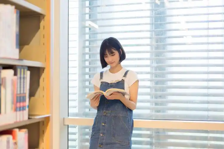 图书馆,学生,阅读,学习,女生,人物在图书馆认真阅读的女生图片 图书馆