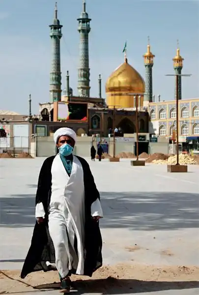 3月17日,为预防感染新冠病毒,伊朗库姆的民众戴着口罩出行.图/法新