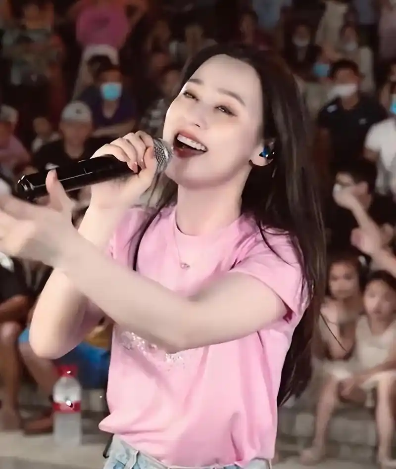 抖音助力成长,中国网红歌手唐艺:被前婆婆誉为"好儿媳"的故事