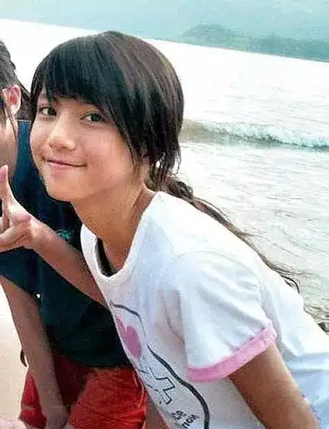 吴千语是一名混血儿,但是小时候的她却没有混血儿精致的容颜,反而有点