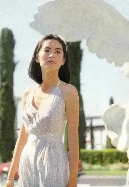 青年林青霞游玩的照片,白色连衣裤装尽显婀娜身材,一张旧照惊为天人!