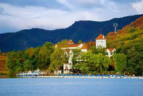丹东宽甸青山沟景区一青山湖