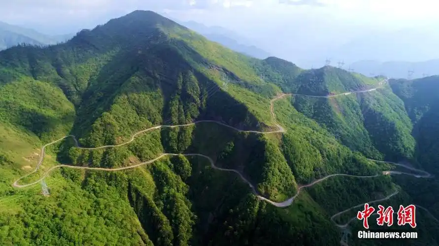 图为6月10日,航拍川藏公路二郎山盘山公路.