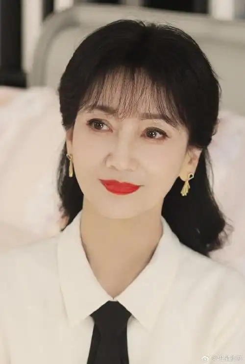 赵雅芝代言床上用品秀高跟美腿