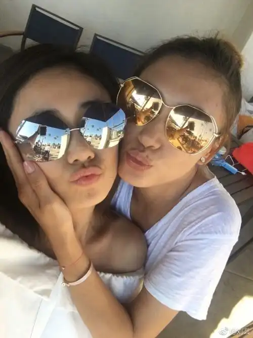 刘芸应采儿la度假轻松自在 街头玩亲亲长腿抢镜