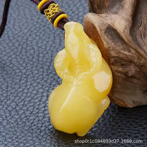 云南黄龙玉生肖牛吊坠老黄玉牛气冲天立体雕刻牛玉佩项链项坠