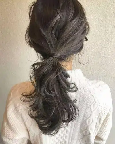 越随性越时髦!10款初夏的编扎造型,简约的时尚编发让你更出彩