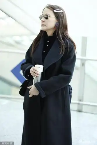 2019年11月26日,北京,热依扎现身机场.