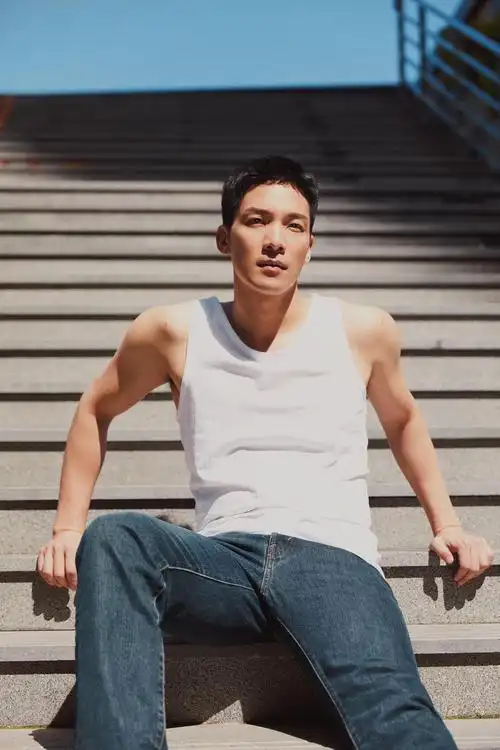 辰夫夏日大片曝光 超man肌肉尽显型男本色