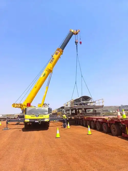 徐工起重机正在进行吊装作业