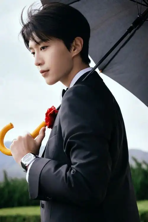范丞丞携人生路不熟亮相北影节##范丞丞北影节黑西装玫瑰胸针造型