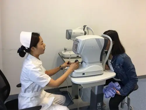 眼科老师细致的检查