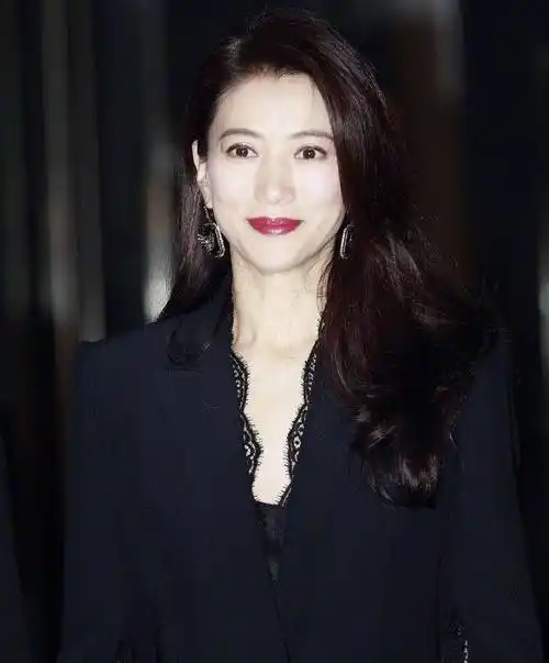 化个妆就能美上热搜的女人,不愧叫靓靓,袁咏仪才是真的素颜女神