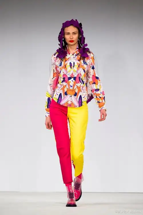 同时,大胆的亮黄,橙红和宝蓝色也在夏季服饰中大放异彩,为夏日增添