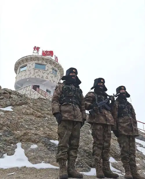 滚落台阶,经过抢救才保住了性命…… 为此,哨所延长了适应性训练时间