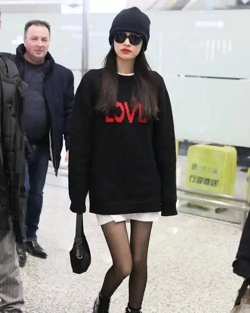 最美不过笑起来的孙怡,黑色丝袜搭配肥毛衣大秀墨镜魅力!