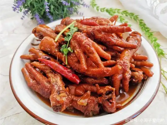 在家休息,不知道吃什么,试试这不放水的红烧鸡爪,香辣q弹软糯