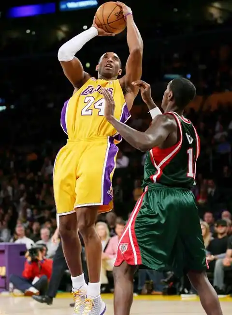 图文nba雄鹿负湖人科比空中投篮