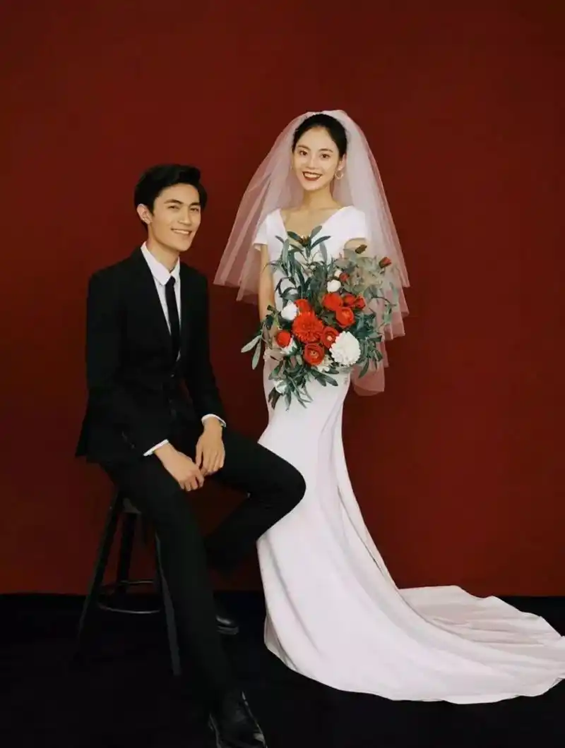 结婚证上的照片,还在拍红底白衬衫吗?几个问题帮你拍出专属照片