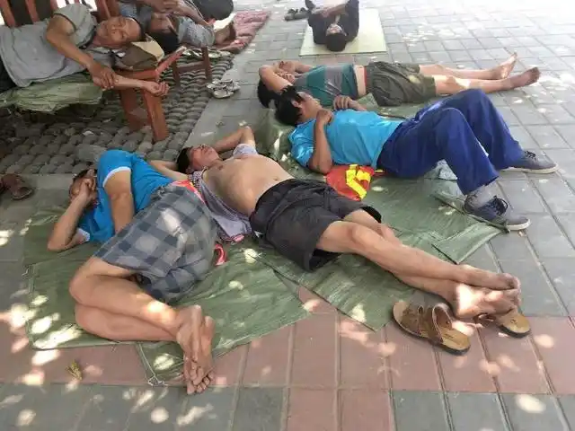 然而,在烈日炎炎的午间,却难寻一块舒适的空地,闭目休息.