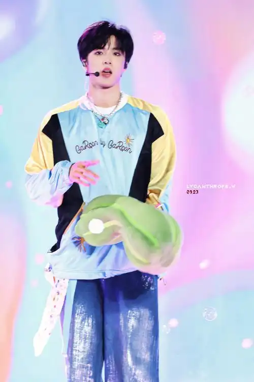 更喜欢山城的少年"  -20240503 重庆演唱会    #刘耀文跳舞好帅