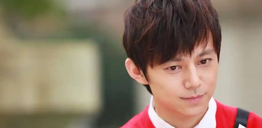 原创从大学辅导员到过生日搬来半个娱乐圈何炅到底怎么做到的